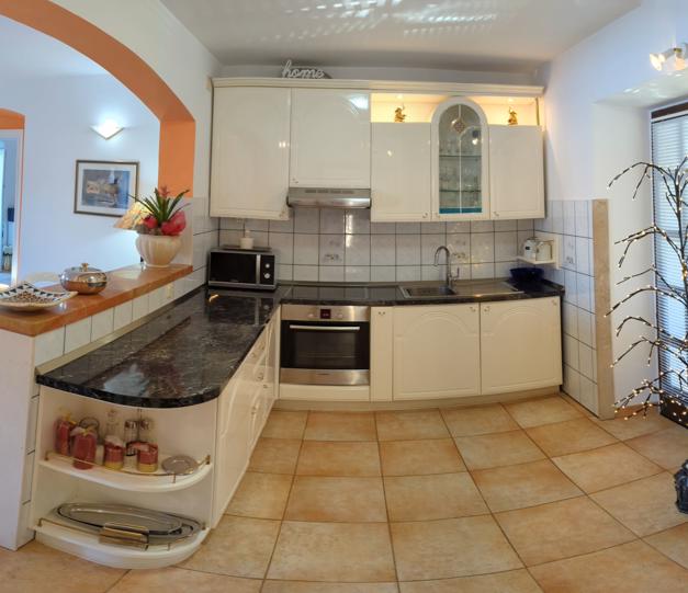 Fully equiped kitchen.