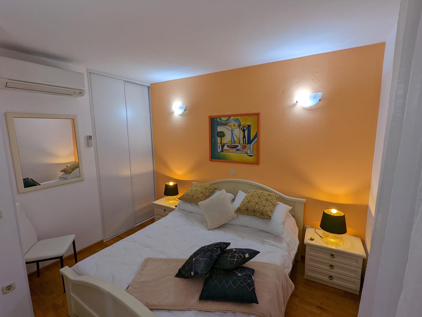 Bedroom 2, airconditioned, smart TV, minibar, en suite bathroom, seaview.