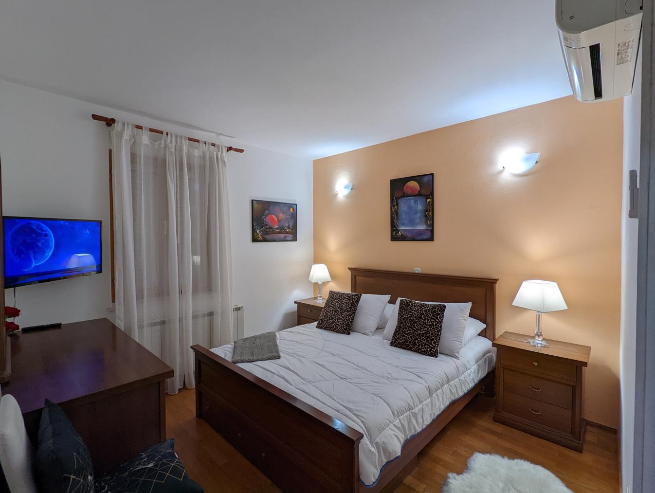 Bedroom 1, airconditioned, smart TV, minibar, en suite bathroom, seaview.
